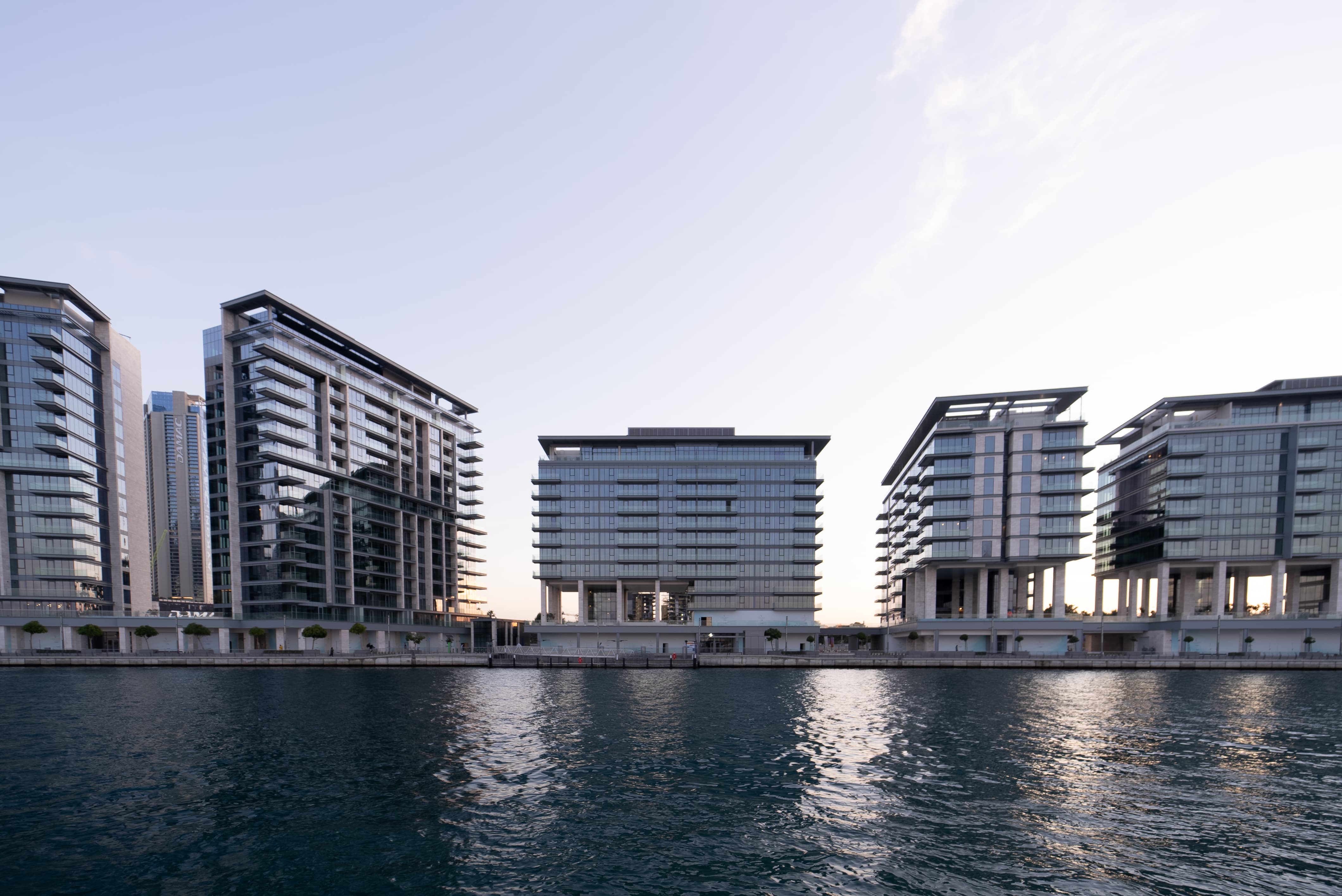 🌊 Canal Front Residences – Intímne bývanie pri Dubajskom vodnom kanáli